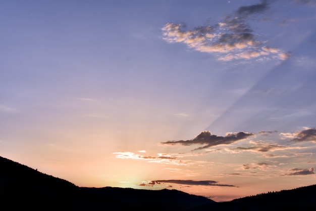 Pôr do sol sobre as montanhas