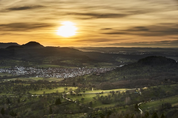 Pôr do sol sobre as montanhas