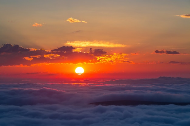 Pôr do sol sobre as nuvens