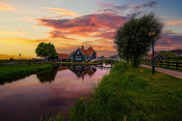 Pôr do sol sobre casas de fazenda históricas na vila holandesa de zaanse schans