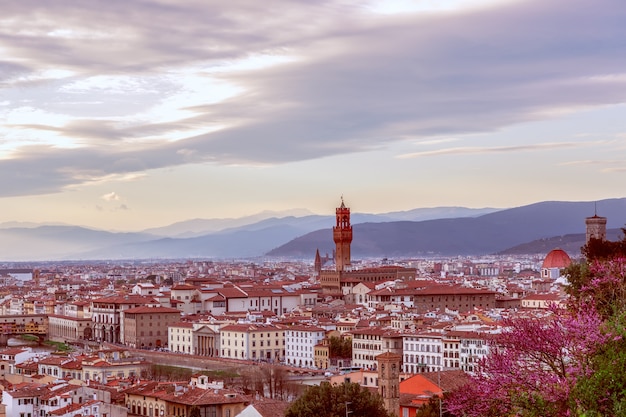 Pôr do sol sobre florença e o famoso palazzo vecchio. toscana, itália.