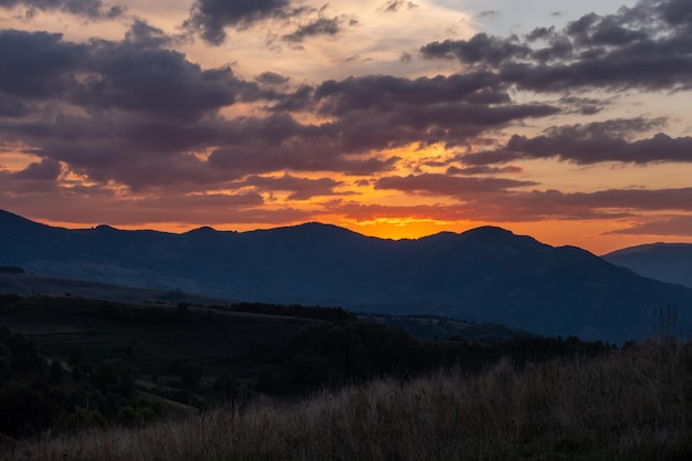 Pôr do sol sobre montanhas