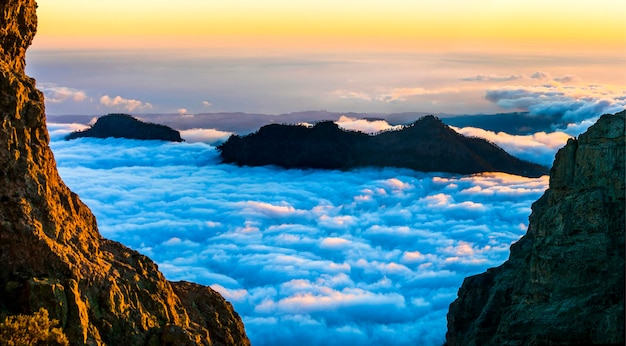 Foto pôr do sol sobre nuvens gran canaria grand canary island