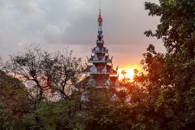 Pôr do sol sobre o antigo templo em Mianmar, Birmânia Vista parcial do pagode contra o céu do pôr do sol