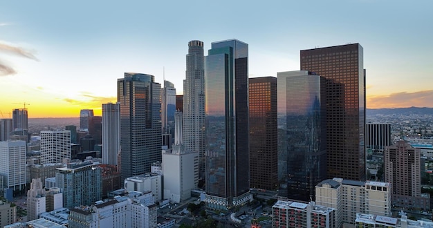 Pôr do sol sobre o centro de los angeles, o horizonte do centro de los angeles, arranha-céus panorâmicos da cidade