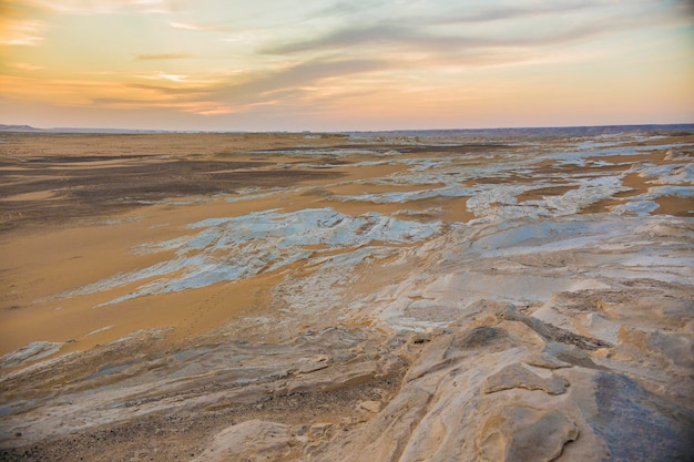 Pôr do sol sobre o deserto branco de Farafra, na área de Baharia, no Egito