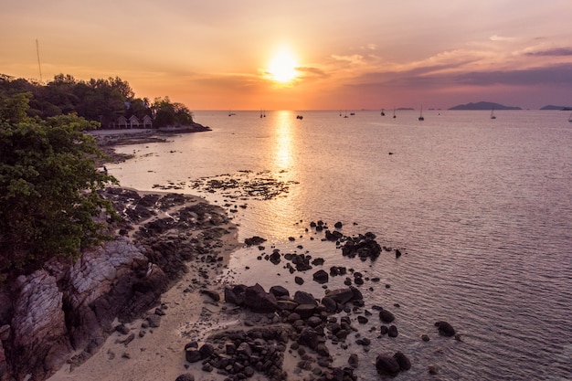 Pôr do sol sobre o horizonte no mar tropical