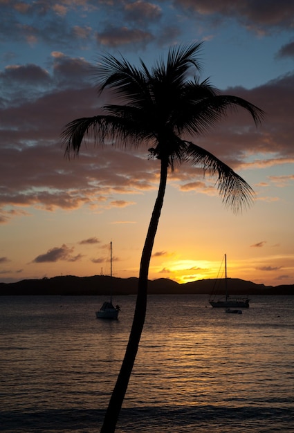 Pôr do sol sobre o iate