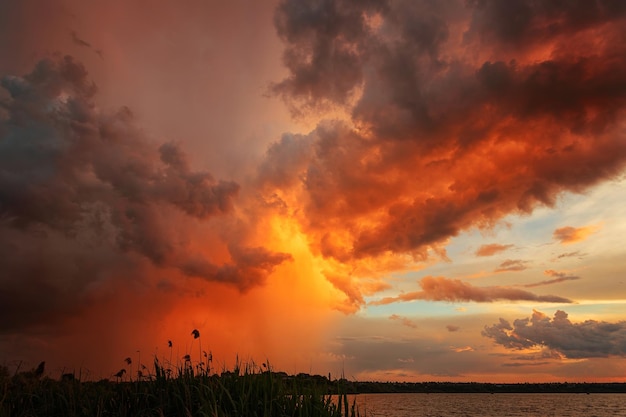 Pôr do sol sobre o lago durante a chuva