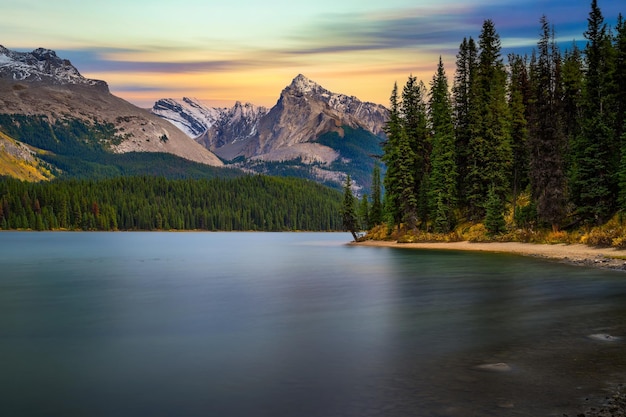 Pôr do sol sobre o lago maligne no parque nacional jasper canadá