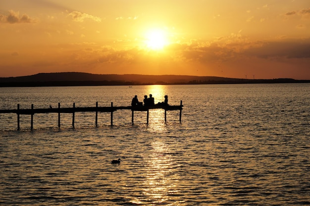 Pôr do sol sobre o lago Steinhuder Meer na Alemanha