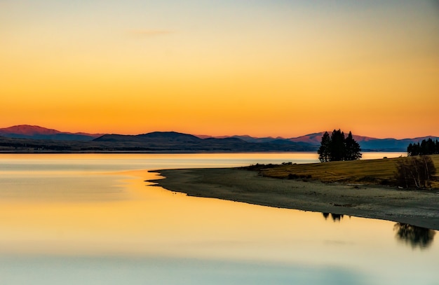 pôr do sol sobre o lago wanaka