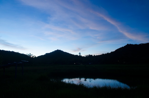 Pôr do sol sobre o lago