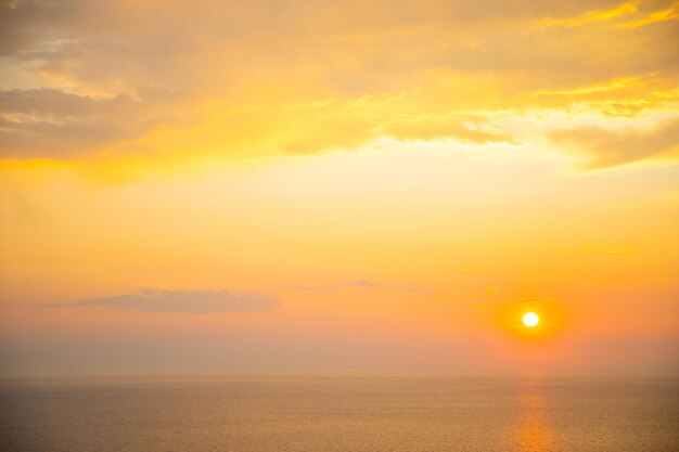 Pôr do sol sobre o mar Adriático em montenegro Últimos minutos do pôr do sol