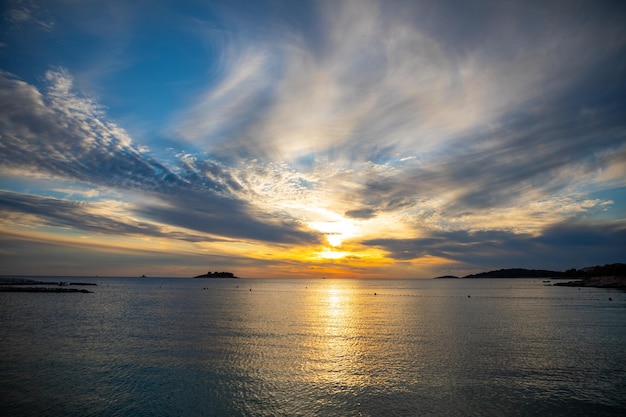 Pôr do sol sobre o mar adriático em montenegro últimos minutos do pôr do sol