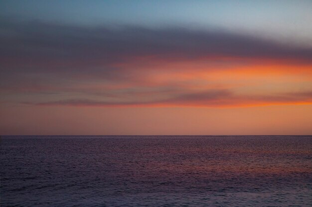 Pôr do sol sobre o mar com um lindo céu