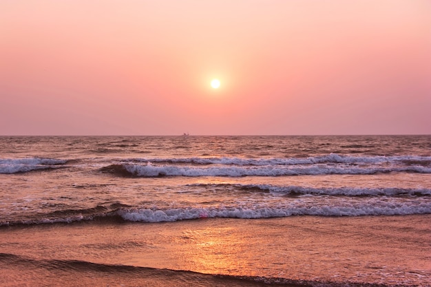 Pôr do sol sobre o mar da arábia. goa, índia