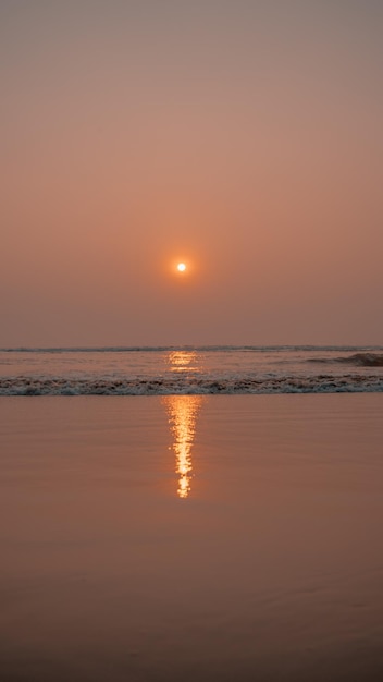 Pôr do sol sobre o mar e a praia Céu sem nuvens sobre o mar e a praia de areia à noite no resort