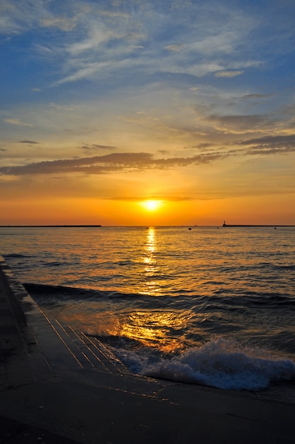 Pôr do sol sobre o mar em uma baía na cidade de Sebastopol