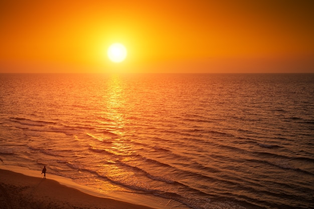 Pôr do sol sobre o Mar Mediterrâneo