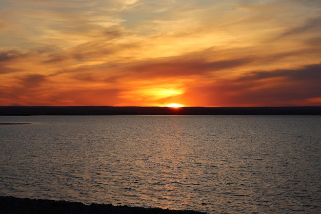 Pôr do sol sobre o mar na baía de La Paz, Baja California Sur, no México.