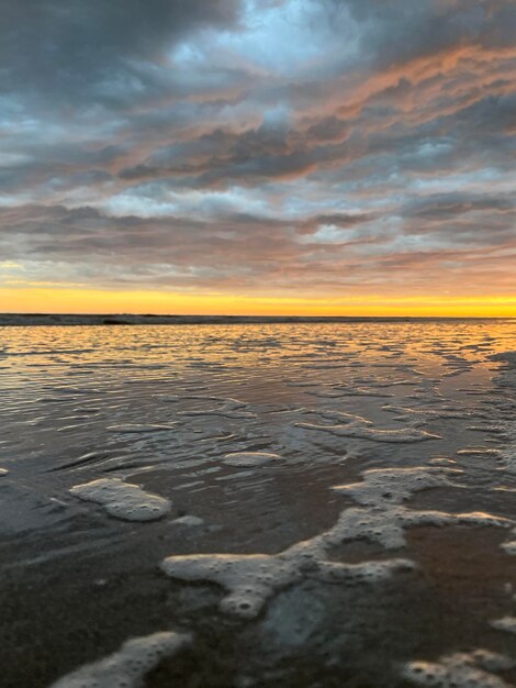 Pôr do sol sobre o mar na costa atlântica argentina