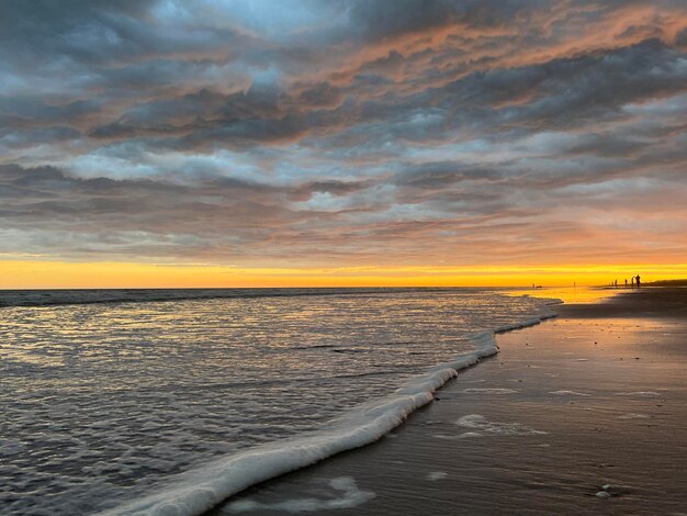 Pôr do sol sobre o mar na costa atlântica argentina