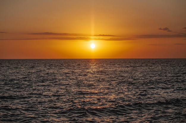 Pôr do sol sobre o mar no Caribe na praia de Dominicus na República Dominicana