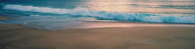 Pôr do sol sobre o mar Oceano Atlântico na praia de areia à noite