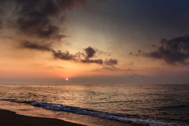 Pôr do sol sobre o mar.