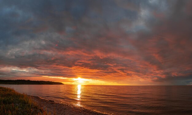 Pôr do sol sobre o mar