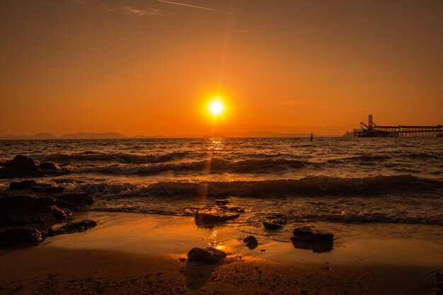 Pôr do sol sobre o mar