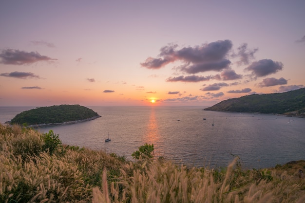 Pôr do sol sobre o mar