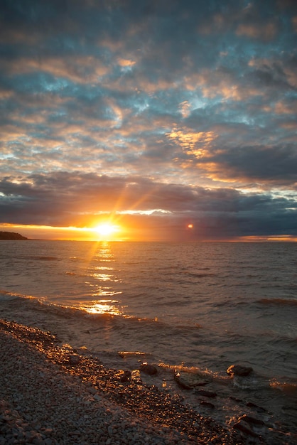 Pôr do sol sobre o oceano à noite