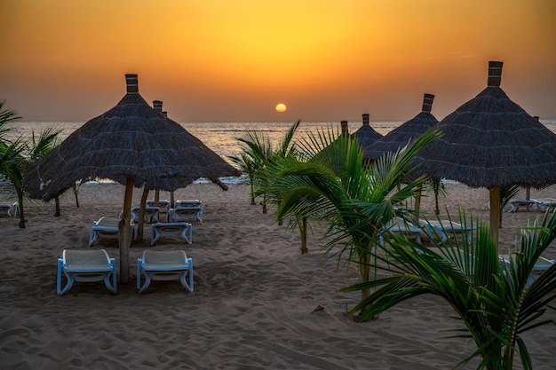 Pôr do sol sobre o oceano atlântico e uma praia no senegal áfrica