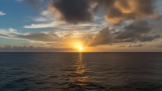 Pôr do sol sobre o oceano com céu nublado