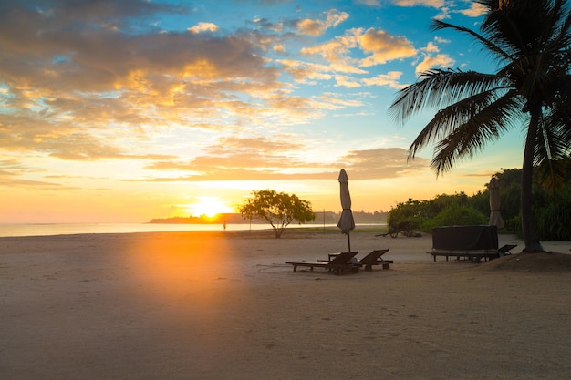 Pôr do sol sobre o oceano nas Maldivas