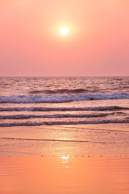 Pôr do sol sobre o Oceano Índico. Goa, Índia