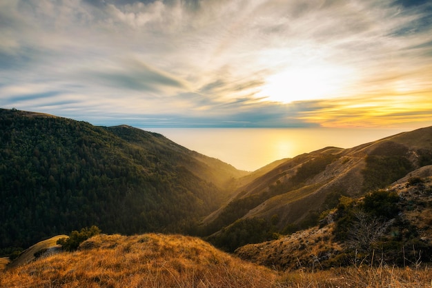 Pôr do sol sobre o oceano pacífico da cordilheira de Santa Lucia