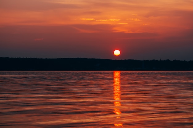 Pôr do sol sobre o oceano