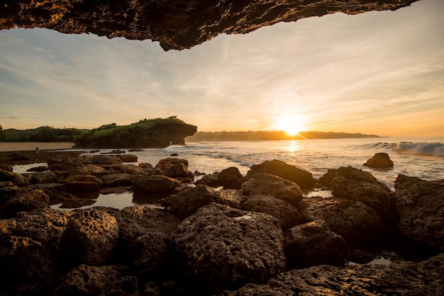 por do sol sobre o oceano