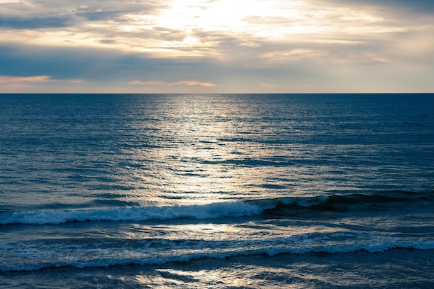 por do sol sobre o oceano