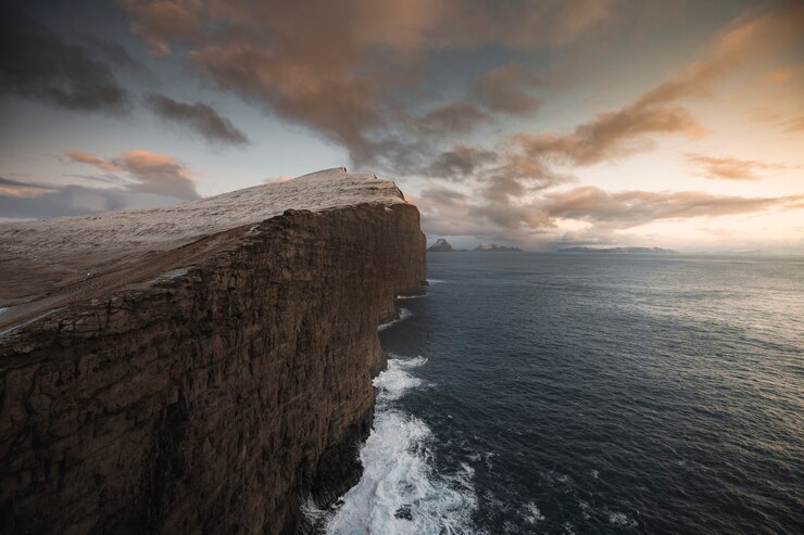 Foto pôr do sol sobre o penhasco slave nas ilhas faroe