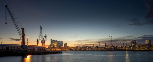 Pôr do sol sobre o porto de Hamburgo