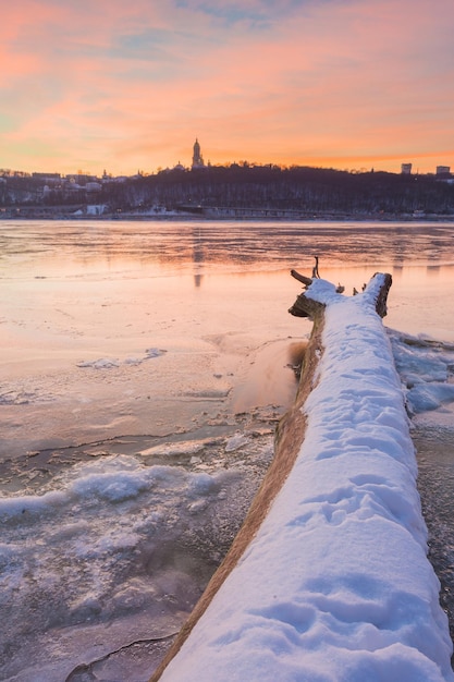 Pôr do sol sobre o rio Dnieper no inverno