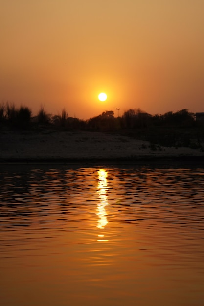 Pôr do sol sobre o rio em bangladesh