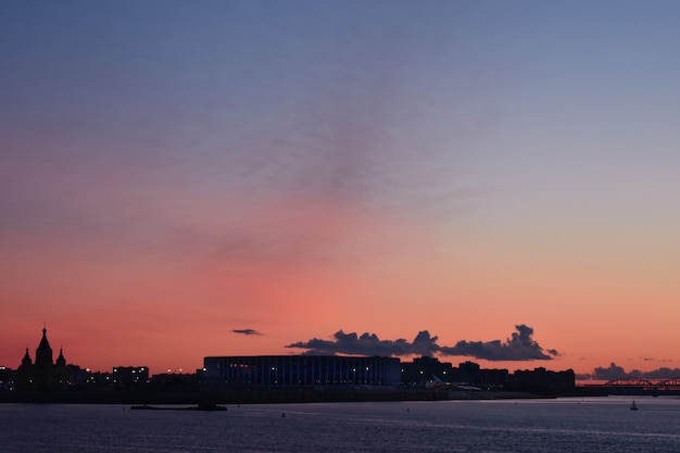 pôr do sol sobre o rio. Nizhny Novgorod