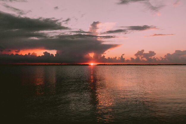 pôr do sol sobre o rio