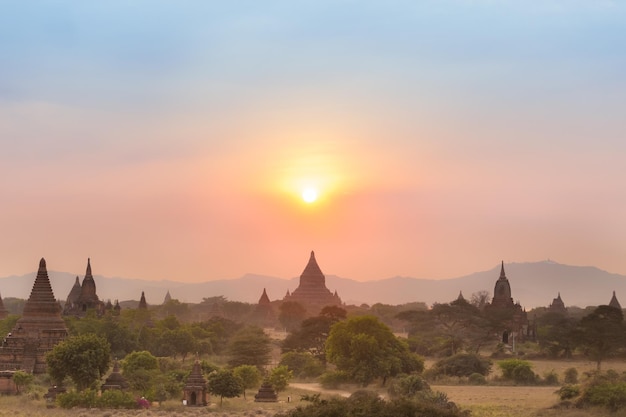 Pôr do sol sobre os templos de Bagan uma antiga cidade localizada na região de Mandalay da Birmânia Myanmar Ásia