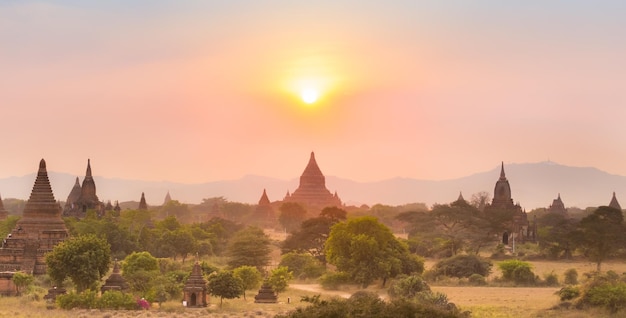 Pôr do sol sobre os templos de Bagan uma antiga cidade localizada na região de Mandalay da Birmânia Myanmar Ásia